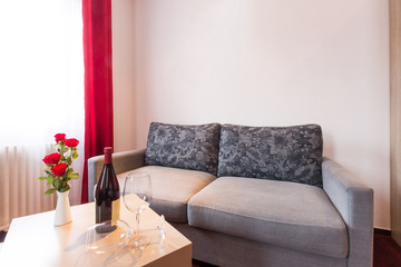 Sofa Couch mit zwei Gläsern und Weinflasche