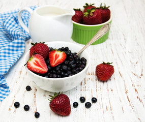 Bowl with blueberries and strawberries