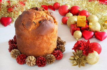 Panettone con decorazioni natalizie