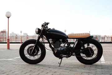 Foto op Plexiglas Motorfiets Vintage motorfiets op parkeerplaats tijdens zonsondergang