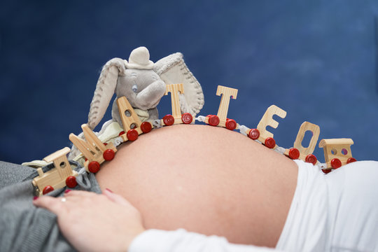 Matteo - donna incinta con trenino di legno con nome bambino  