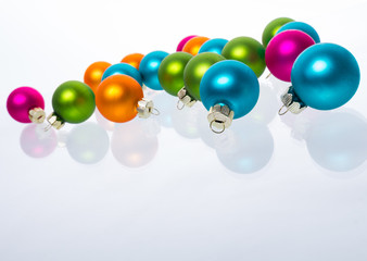 bunte christbaumkugeln