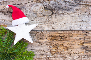 Stern mit Santa Mütze auf Holz Rustikal mit Textfreiraum