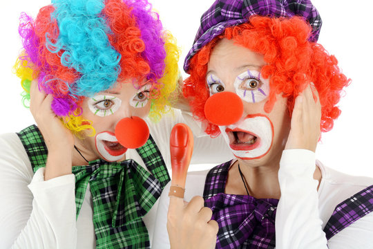 Clown in Kostüm zu Karneval ist albern