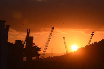 Obraz premium Atardecer industrial