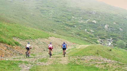 ragazzo ciclista gara di mountainbike