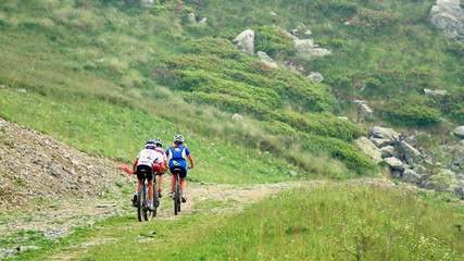 Obraz premium ragazzo ciclista gara di mountainbike