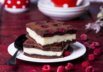 Cheesecake brownies with raspberry