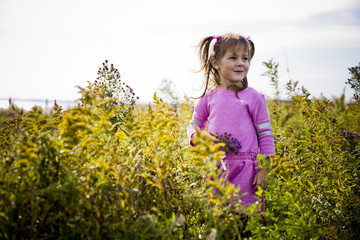 Fototapeta premium portrait of a little girl in the park