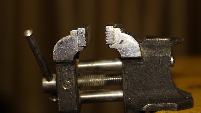 Vises Grease With Lubricating Oil / Old vise grease with lubricating oil and check 
