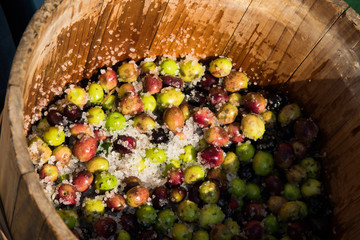 Preparare le olive in salamoia