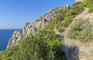 Fototapeta na wymiar The trail on the steep mountainside.