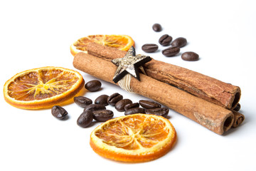 Zimtstangen, Orangen, Kaffeebohnen, 