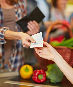 Bezahlung mit Bargeld im Supermarkt