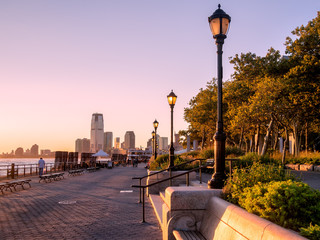 Sunset at Battery Park in New York City - obrazy, fototapety, plakaty