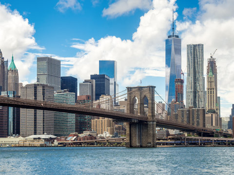 The Brooklyn Bridge and the Lower Manhattan skyline in New York