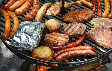 Grillen auf Schwenkgrill – Grill mit verschiedenen Fleischwaren – Schwenken Saarland