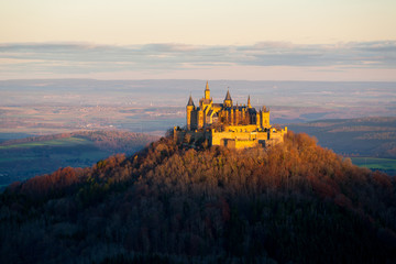 Fototapeta premium Burg Hohenzollern im Morgenlicht / Schwäbische Alb