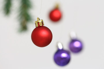 décoration de boules de noël colorées avec des branches de sapin de noël en arrière plan