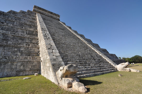 Anicent Maya mayan pyramid El Castillo (Kukulkan) in Chichen-Itza, Mexico