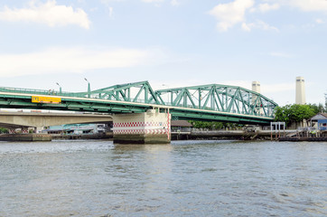 Obraz premium BANGKOK - July 3: Phra Phuttha Yodfa Bridge is a bridge over the Chao Phraya River connecting the districts Phra Nakhon and Thonburi on july 3, 2014 in Bangkok, Thailand
