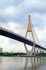 Obraz premium BANGKOK 13 August 2015 : king rama 9 bridge, king rama 9 bridge is a bridge in Bangkok,over the Chao Phraya river. connects the Yan Nawa district to Rat Burana district as a part of the Dao Khanong
