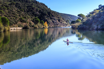 Presa de Picadas al lado del embalse de San Juan en Madrid