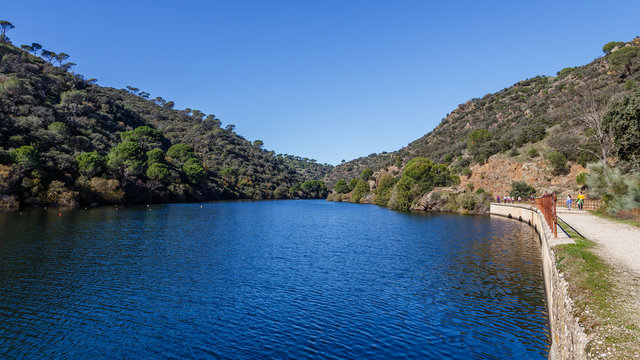 Presa de Picadas al lado del embalse de San Juan en Madrid