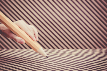 大きな鉛筆 ストライプの背景