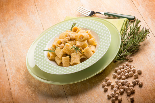 paste with chickpeas and rosemary