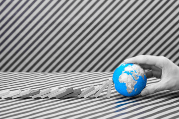 地球儀と倒れるドミノ