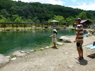 釣り堀　釣りを楽しむ家族