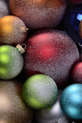 Weihnachtskugeln mit Schnee