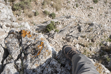 bota de senderismo al filo del barranco