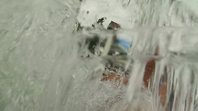 Девушка скатывается с водной горки и очень кричит и радуется