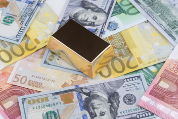 Goldbar liegt auf Dollar und Euro scheinen