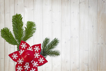 Fototapeta na wymiar Holz-Hintergrund mit Weihnachtlicher Deko. Filzstern mit Kerze u