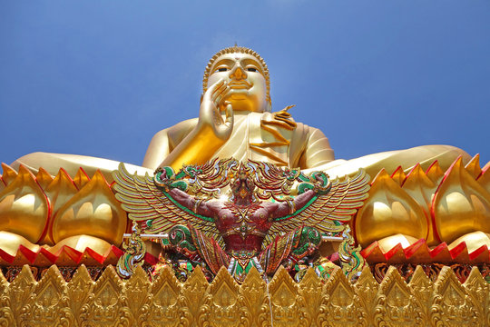 golden big buddha statue