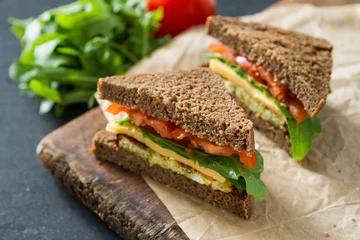 Poster Im Rahmen Veganes Sandwich mit Salat und Käse © anaumenko