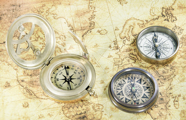 Fototapeta na wymiar compass on a old world map