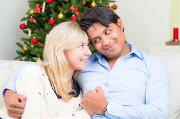 Glückliches Ehepaar beim Weihnachtsfest