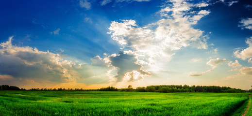 белые облака на синем небе