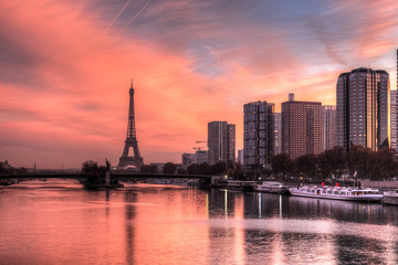 Fototapeta premium Paris, bords de seine, au levée du soleil, la Tour Eiffel
