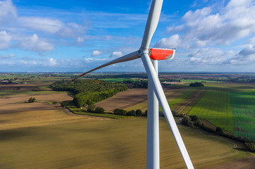 Nahaufnahme einer Windkraftanlage Luftbild