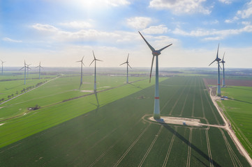 Windpark im gleißenden Sonnenlicht Luftbild