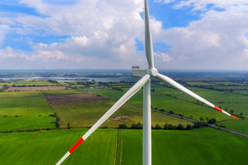 Nahaufnahme einer Windkraftanlage Luftbild