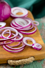 Obraz na płótnie Canvas red onion on cutting board