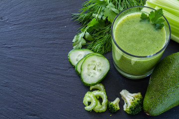 Green smoothie and ingredients