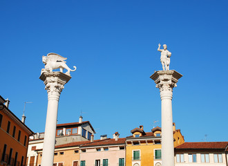 Fototapeta na wymiar Columns in Piazza Dei Signori