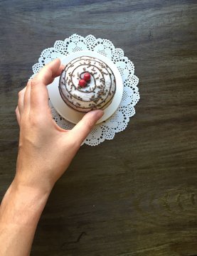 Mano cogiendo un pastel